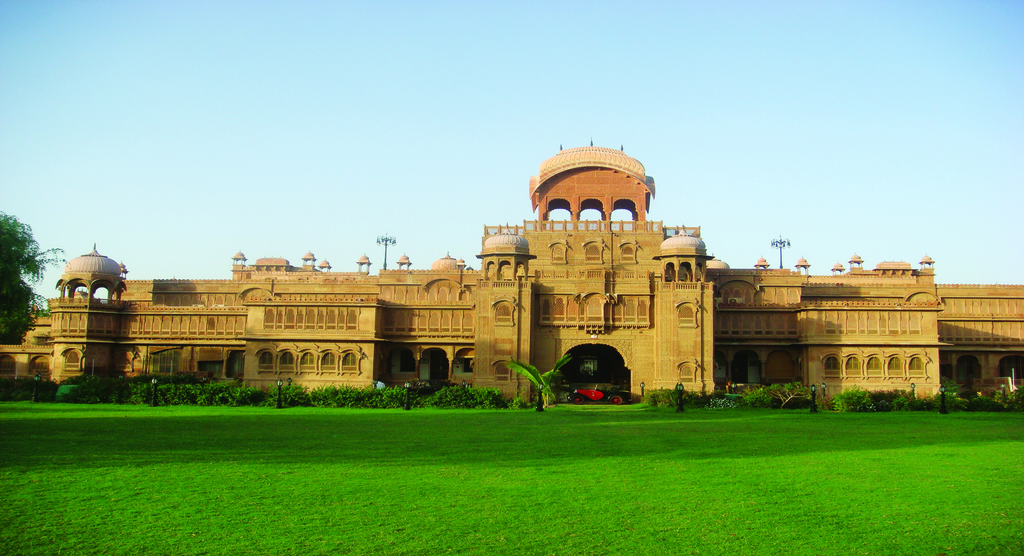 https://d3r8gwkgo0io6y.cloudfront.net/upload/Lalgarh Palace.jpg